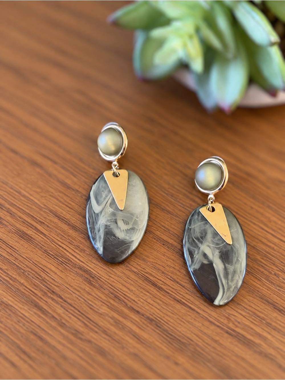 Vintage Retro Green Marbled Drop Earrings Gold Tone Statement